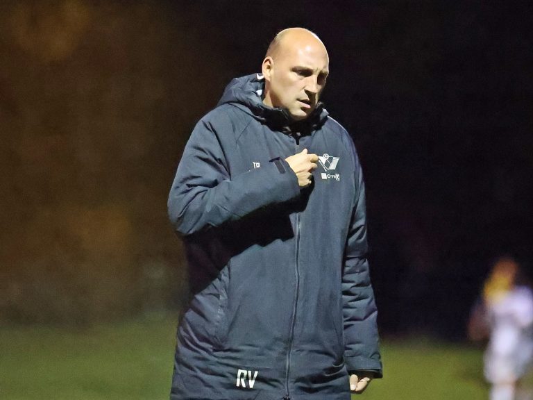 Trainer Rudi Vogel an der Seitenlinie