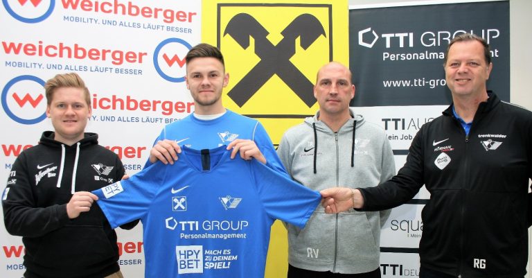 Hiesberger (2. v.l.) kickt jetzt für den SCW. Im Bild mit Sektionsleiter Julian Schobersberger, Coach Rudi Vogel und Obmann Robert Gnant (v.l.)