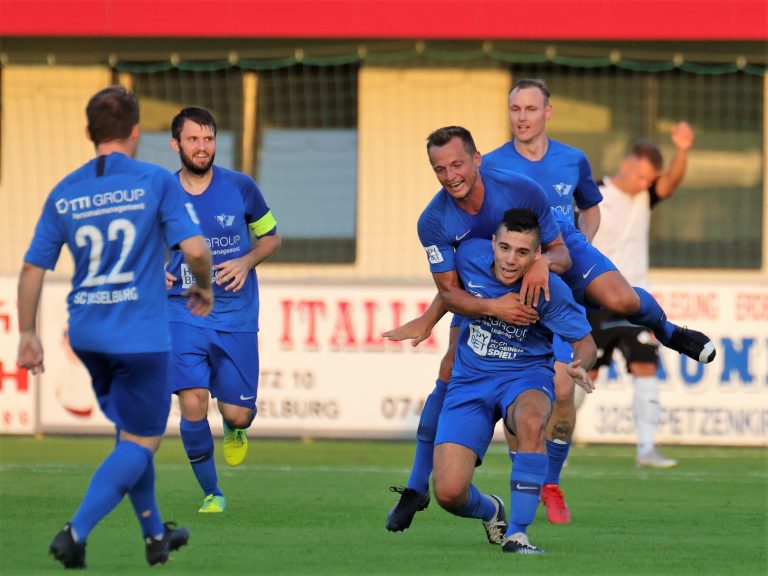 Torjubel 8. Minute, Hinterberger (m.) erzielt das 1:0.