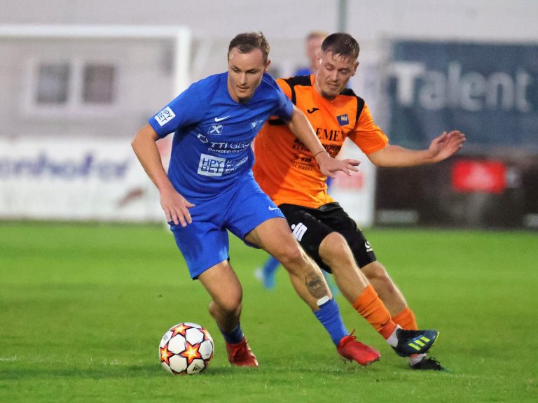 Wieselburgs Sechser Sebastian Punz am Ball (l.);