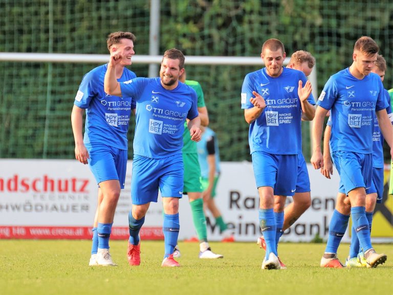 SCW feiert seinen Torschützen Thomas Buschenreithner (2. v.l.)