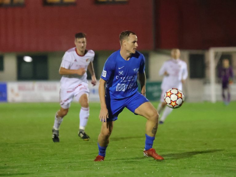 Sebastian Punz (am Ball) überragt und erzielt das 3:0.