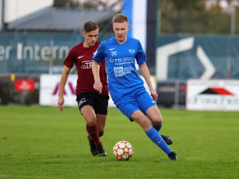 Zwei Minuten nach dem 1:0 muß Clemens Heindl (r.) verletzt vom Platz.
