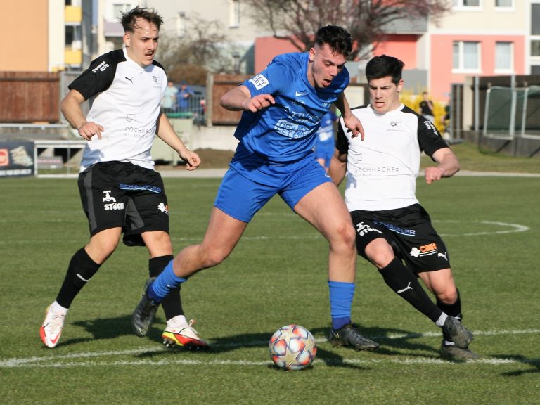 Tolles Solo von David Zefi (mitte) bringt keinen Erfolg (42.).