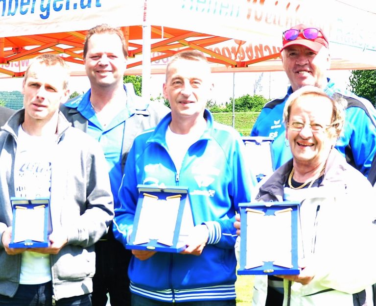 Verleihung des Goldenen Ehrenzeichen am 1.6.2014 an Pauline Neuhauser (1. von rechts)