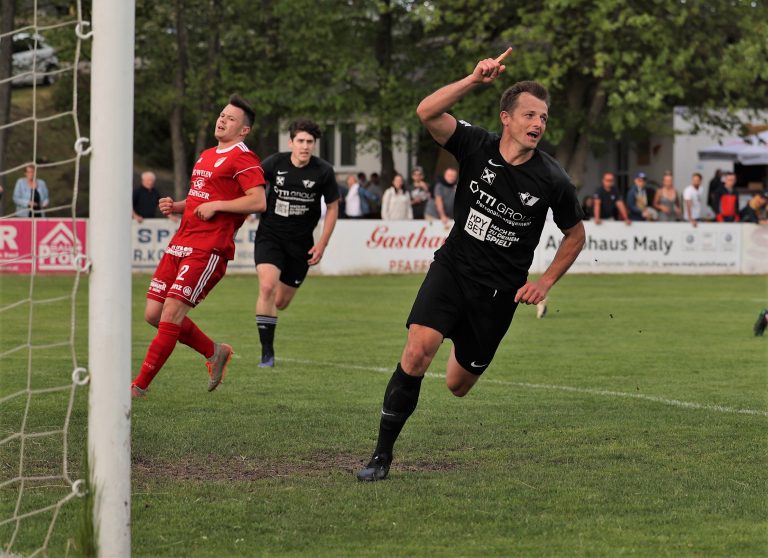 Andreas Lahmer erzielt das 3:1 und zieht jubelnd ab.