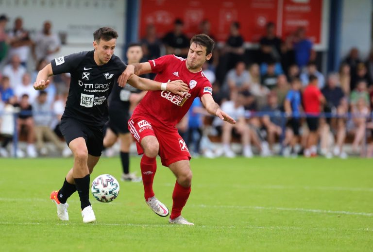 Filip Faletar (l.) erzielt per Elfmeter die SCW-Führung (29.)