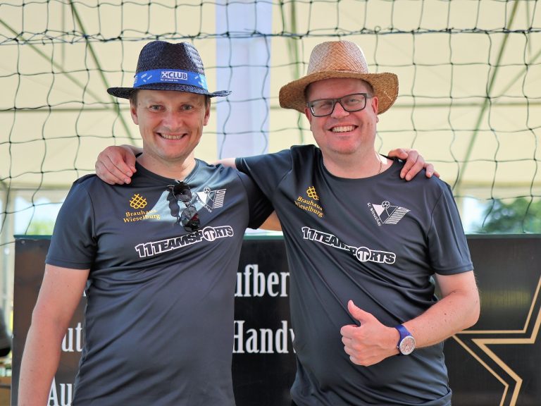 Tombolaverkauf durch Andreas Schönbichler und Johannes Fahrngruber.