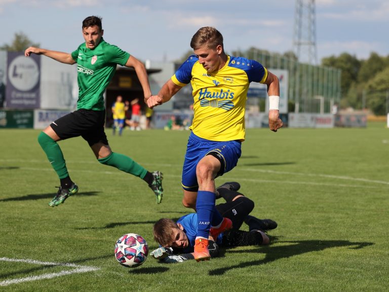 Petzenkirchens Neuzugang und Doppelpack Filip Cernak (r.)