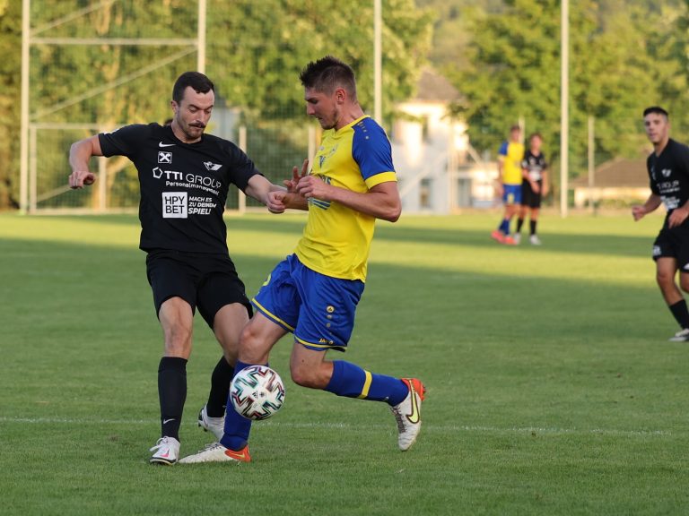 Daniel Einsiedl (l.) erzielte einen Doppelpack und erzwang ein Eigentor.