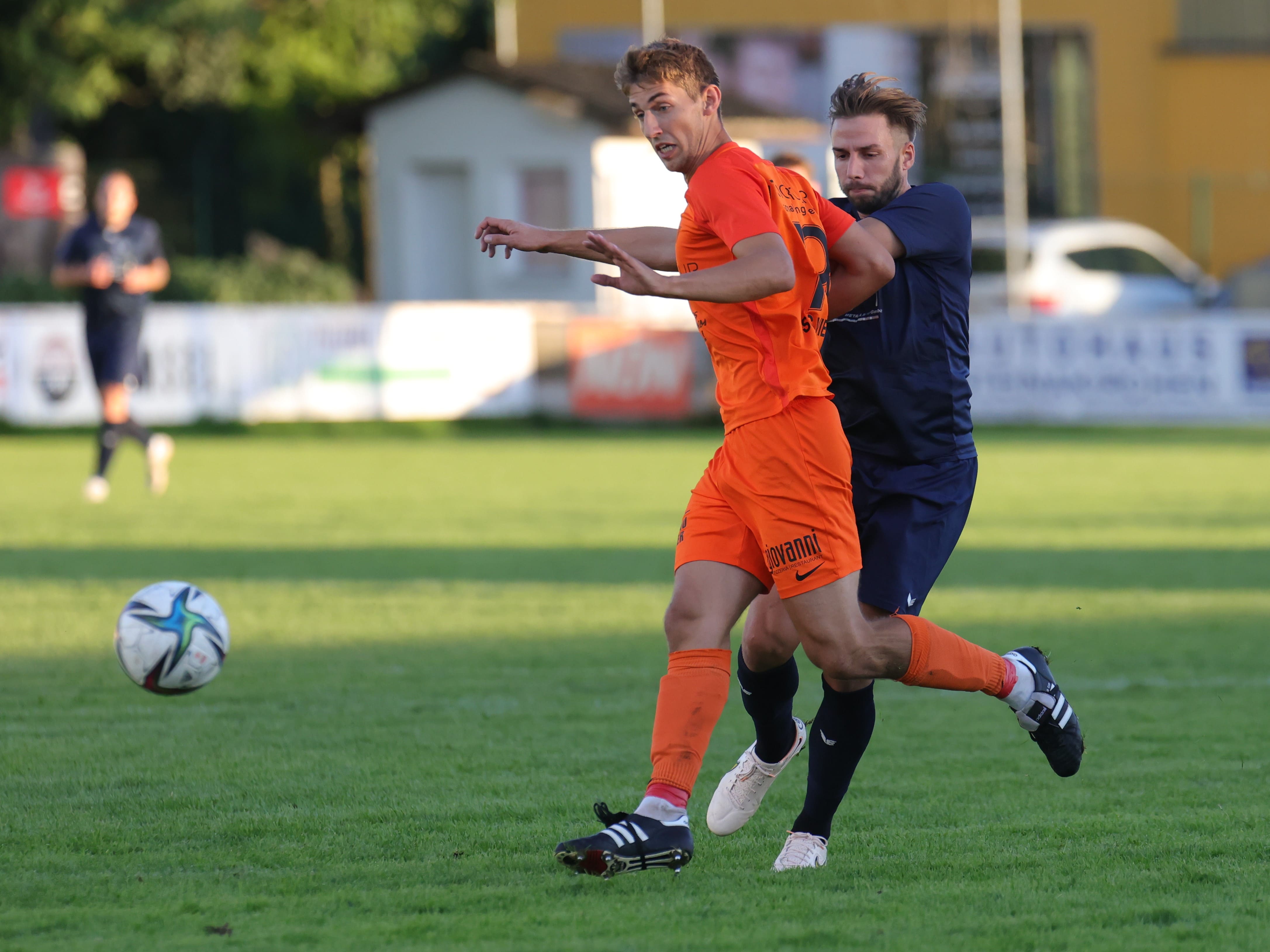SCW-Abwehrchef Tobias Saffertmüller (l.) im Duell gegen Rene Pitzl