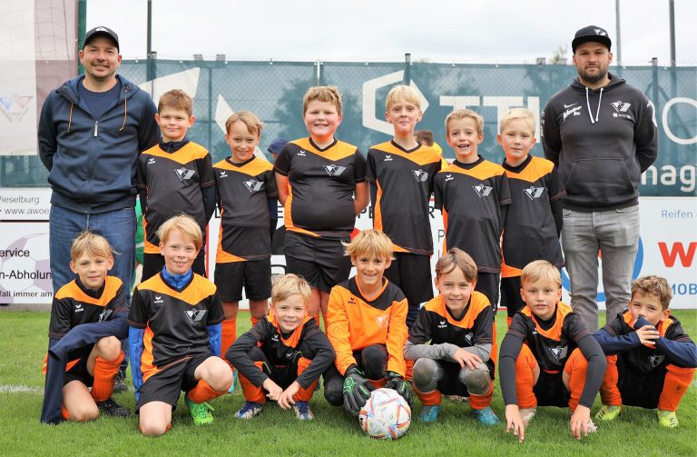 Siegreiches U9-Team des SCW Wieselburg mit Trainer Thomas Affengruber (l.) und Franz Wurzer