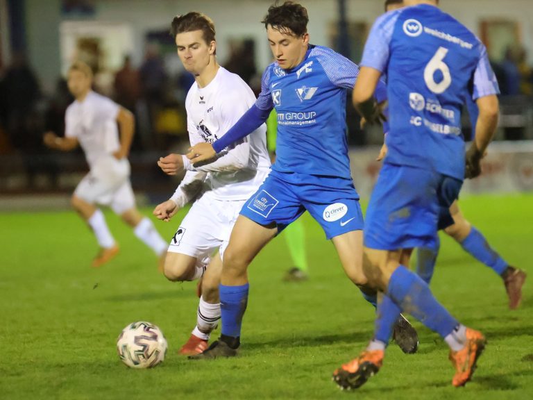 Youngster Jürgen Pilz (m.) kam ab der 15. Minute zum Einsatz.