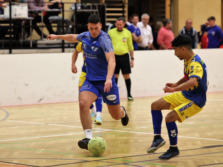 Tippelpack durch David Zefi (l.) gegen das Linzer Team.