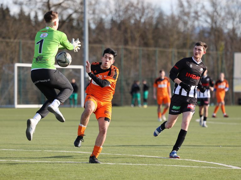 Gabriel Hinterberger (mitte) im Duell gegen Keeper Kranabetter