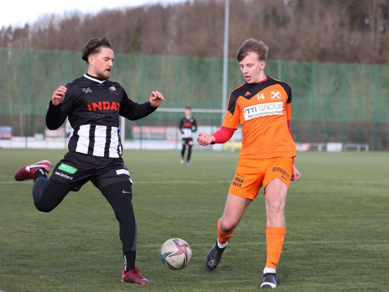 Simon Braunauer (r.) kam für den angeschlagenen Lahmer nach 30. Minuten ins Spiel