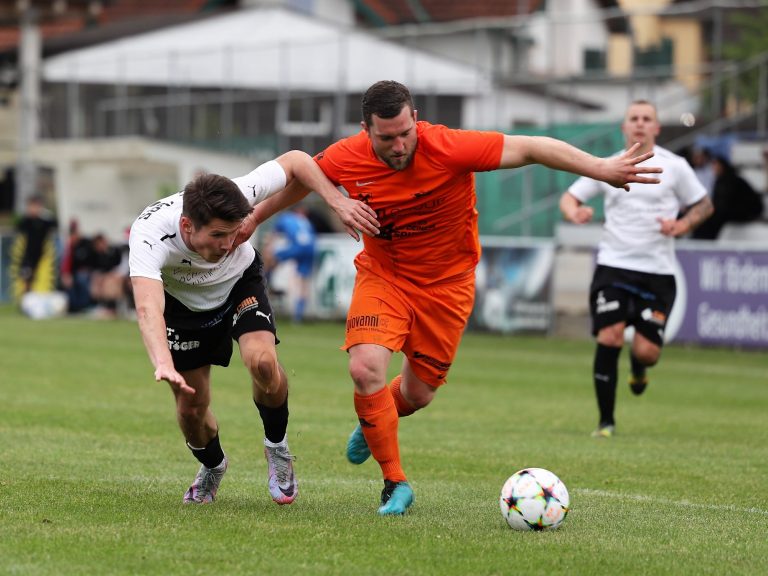 Die U23-Kicker plagten sich beim ASK Ybbs zum Sieg, Thomas Buschenreithner (re.).