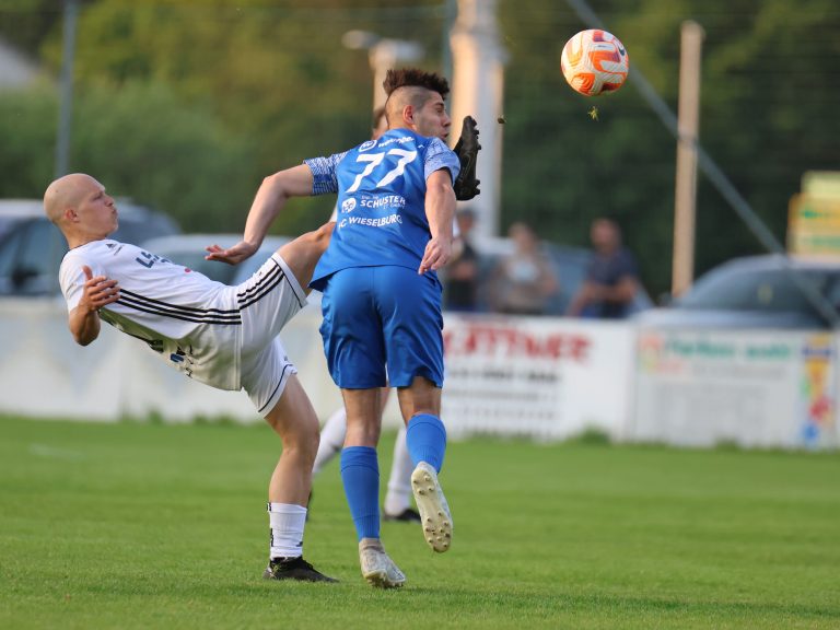 Hohes Bein an Hinterberger – der Referee Lenz war gefordert.