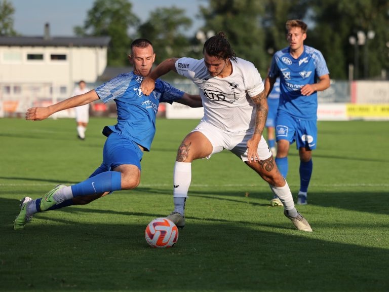 Erlauftalderby: SCW-Youngster Behar Uka (l.) hält Balz Udovcic in schach.