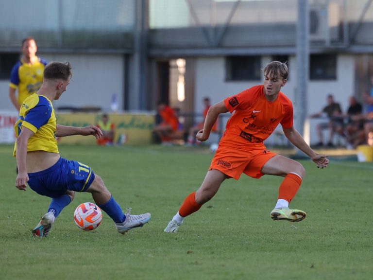Neuerwerbung Sebastian Schuller (re.) ließ erstmals für den SCW beim Haubis-Cup sein Können aufblitzen, erzielte den Treffer zum 5:2 im Finalspiel gegen Petzenkirchen.