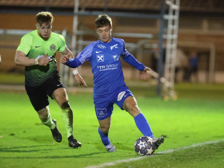 sein erster Treffer für den SCW: Dominik Latschbacher (r.) erzielt das 7:2 (76.)