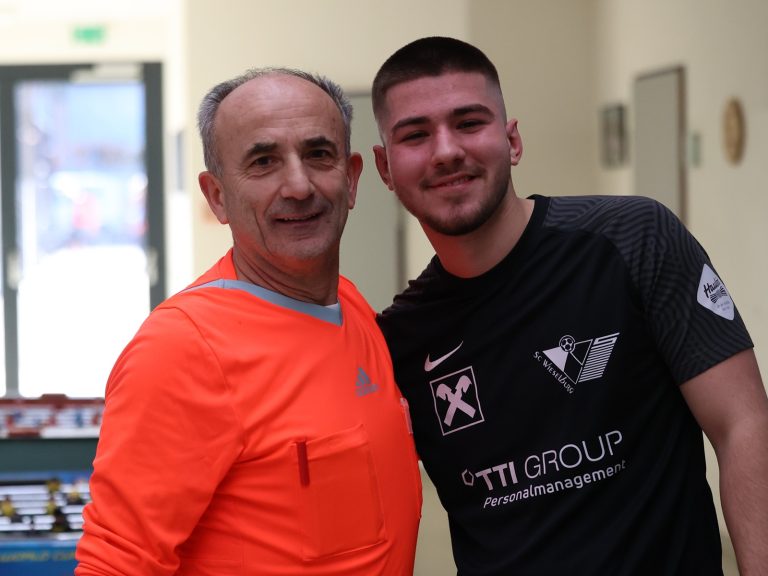 Landsleute unter sich: SR Djoka Redzaj und Wieselburgs U23-Kicker Benjamin Gashi.