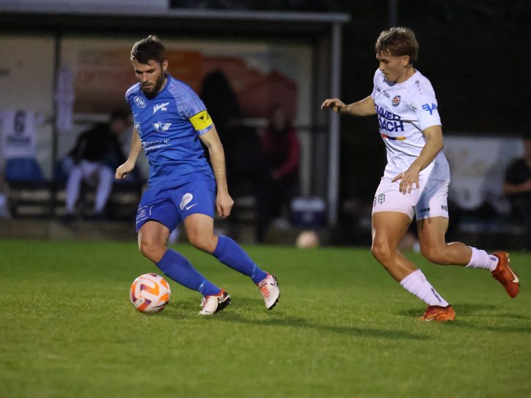 Gelbsperre: Reinhard Wurzer (l.) steht nach der 5. Gelben im Spiel gegen Herzogenburg.