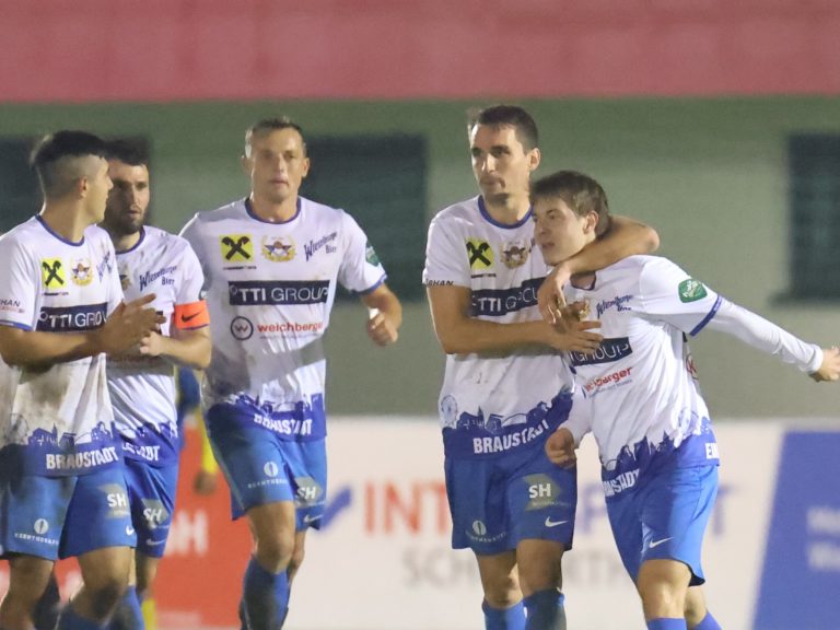 Wieselburg feiert Dominik Latschbachers (r.) Tor zum 2:1