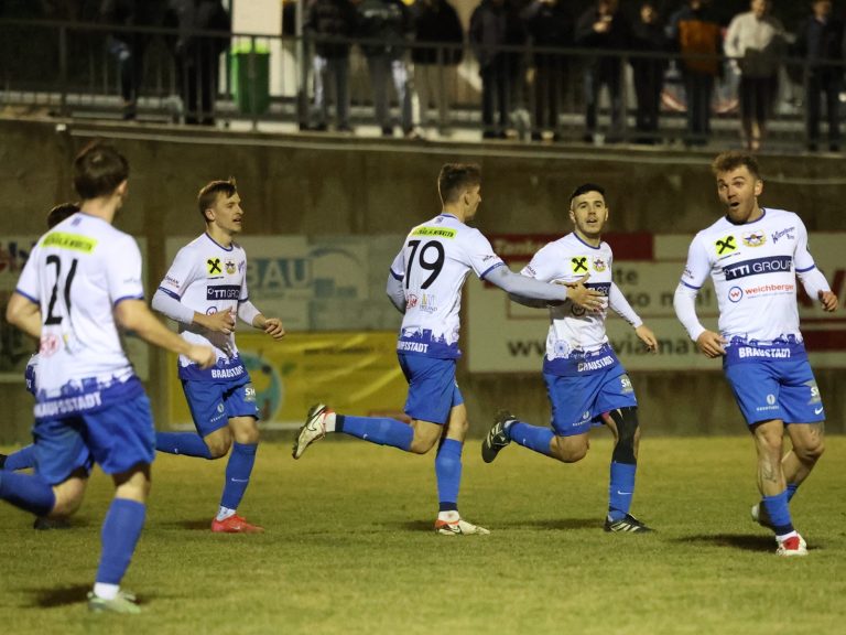 Der Treffer von Hinterberger (2 v.r.) zum 1:1 ließ nochmals hoffen.