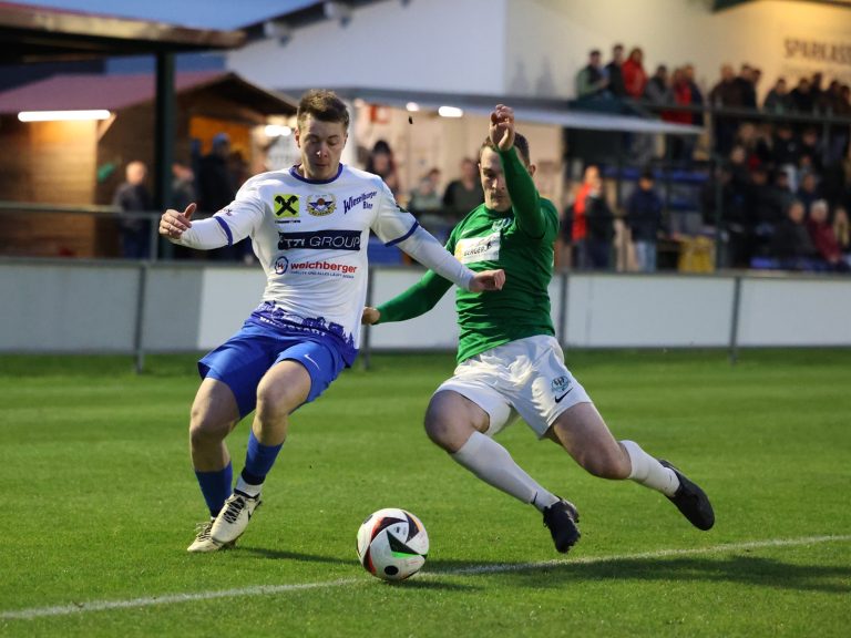 Dominik Latschbacher (l.) erzielt das 2:0 nach Doppler-Vorlage.