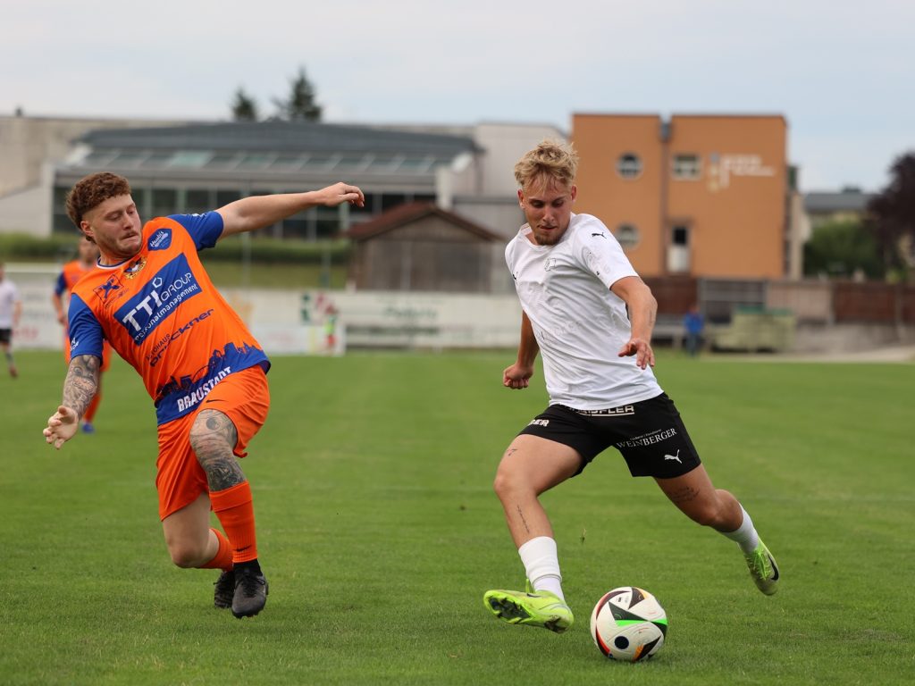 Luca Biber (l.) im Duell gegen Dominc Heigl.