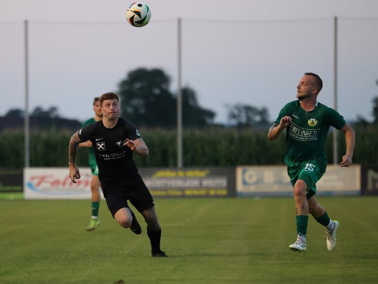 Luca Biber (l.) erzielt nach Vorlage von Leitner das schnelle 2:0 nach Wiederanpfiff (55.).