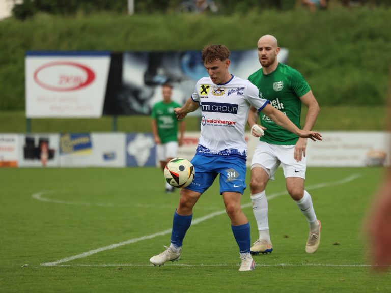 Max Müller (vorne) erzielt per Freistoß zum zwischenzeitlichen Ausgleich.