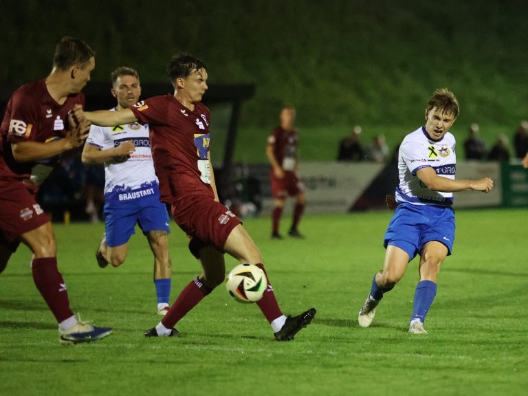 Max Müller (r.) verkürzt noch vor der Pause auf 2:1.