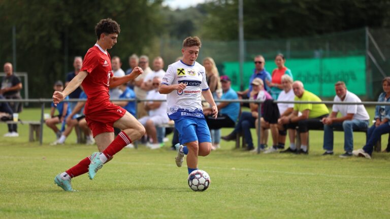 Florian Vorlaufer (r.) erzielt seine beiden ersten Saisontreffer.