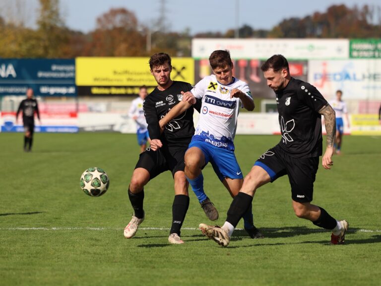 Die SCW-Offensive kam nur selten vors Tor der Gäste. Fabian Leitner (mitte) hatte einen schweren Stand.