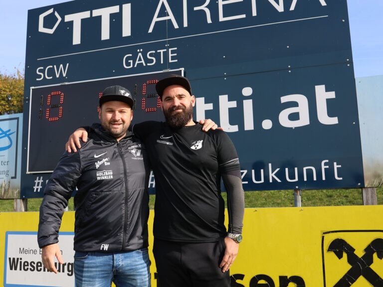 Duell alter Trainerfreunde bei Wieselburg – Krummnußbaum: SCW-Coach Franz Wurzer und Andreas Pfannenstill (v.l.);