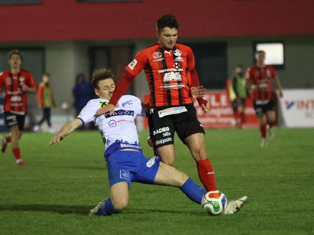 51. Minute: Obwohl Sebastian Punz den Ball spielt, muss er mit Rot vom Platz.